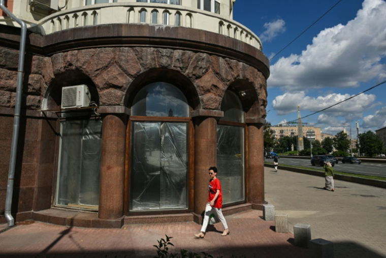Une enseigne fermée à Moscou, le 28 juin 2026 ( AFP / Igor IVANKO )