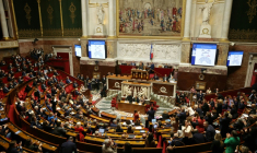 Les députés applaudissent après le vote sur la loi intégrale à l'Assemblée nationale le 13 octobre 2026, à Paris ( AFP / Thomas SAMSON )