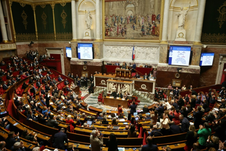 Les députés applaudissent après le vote sur la loi intégrale à l'Assemblée nationale le 13 octobre 2026, à Paris ( AFP / Thomas SAMSON )