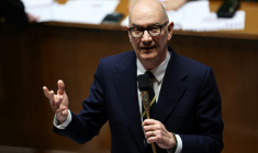 Le ministre de l'Economie et des Finances Roland Lescure à l'Assemblée nationale, le 13 janvier 2026 ( AFP / Anne-Christine POUJOULAT )