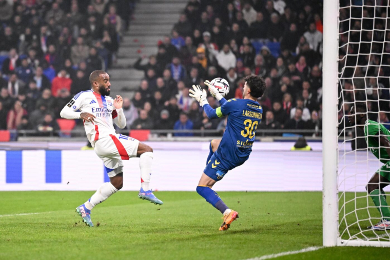 Alexandre Lacazette offre le derby à l’OL