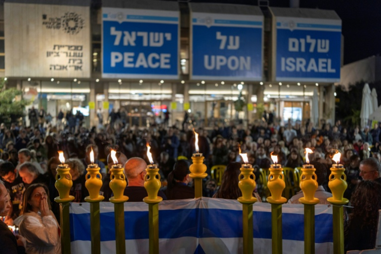 Cérémonie pour la fête juive Hanoukah sur la place des otages, à Tel-Aviv le 21 décembre 2025 ( AFP / ILIA YEFIMOVICH )