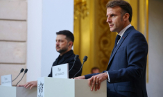 Le président français Emmanuel Macron, à droite, et le président ukrainien Volodymyr Zelensky, à sa gauche, le 17 novembre 2025, à Paris ( POOL / Sarah Meyssonnier )