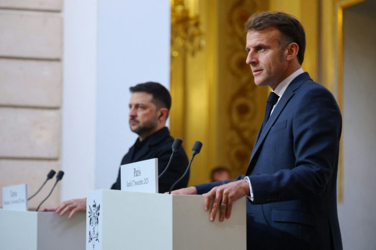 Le président français Emmanuel Macron, à droite, et le président ukrainien Volodymyr Zelensky, à sa gauche, le 17 novembre 2025, à Paris ( POOL / Sarah Meyssonnier )