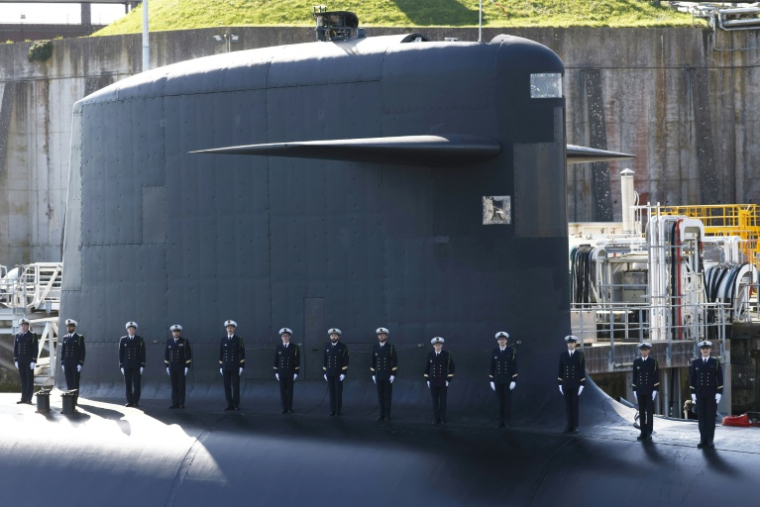 Des membres de la Marine nationale sur le pont d'un sous-marin avant la visite du président Emmanuel Macron à la base navale de sous-marins nucléaires de l'île Longue à Crozon, le 2 mars 2026 dans le Finistère ( POOL / Yoan VALAT )