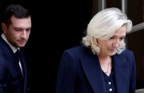 Jordan Bardella, président du Rassemblement National, et Marine Le Pen, dirigeante d'extrême droite et députée, quittent l'Hôtel Matignon après une réunion avec le Premier ministre français à Paris