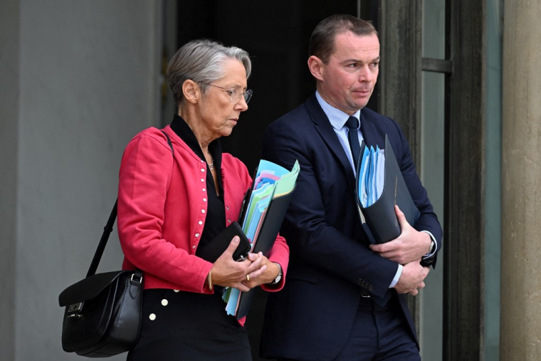 La Première ministre Élisabeth Borne et le ministre du Travail Olivier Dussopt, le 26 septembre 2022 à l'Élysée.  ( AFP / EMMANUEL DUNAND )