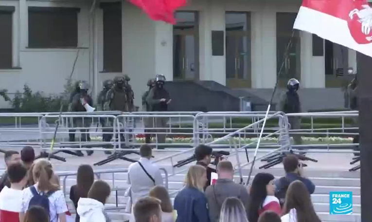 Biélorussie : nouvelles arrestations d'opposants après une manifestation monstre