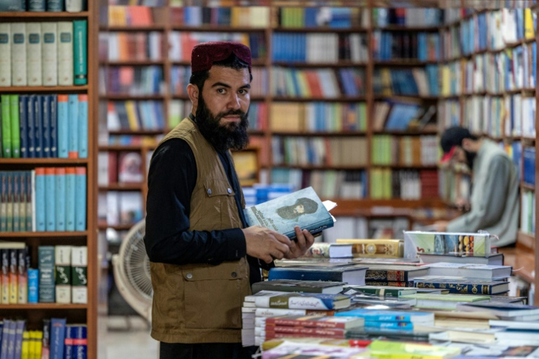 Khalid Zadran, porte-parole de la police de Kaboul et auteur du livre "15 Minutes", à Kaboul, le 26 mai 2025 ( AFP / Wakil KOHSAR )