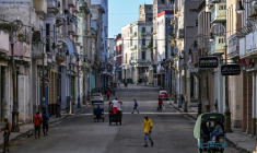 Des habitants dans une rue de La Havane privée d'électricité lors d'une panne de courant nationale à Cuba, le 22 mars 2026 ( AFP / YAMIL LAGE )
