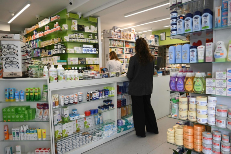 Une cliente dans une pharmacie à Pristina, le 27 mars 2025 au Kosovo ( AFP / Armend NIMANI )