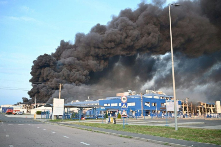 Cette photographie montrant de la fumée s'échappant de bâtiments après une attaque aérienne russe, à Moukatchevo, en Transcarpatie le 21 août 2025, a été publiée sur la chaîne Telegram officielle du chef de l'administration militaire régionale Miroslav Biletski ( Telegram / @Zakarpat_ODA / Handout )
