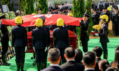 Une foule de Hongkongais s'est rassemblée le 19 décembre 2025 pour un dernier adieu au pompier mort en intervention lors de l'incendie qui a fait au moins 160 morts fin novembre dans des tours, le plus meurtrier dans un immeuble résidentiel dans le monde depuis 1980 ( AFP / Leung Man Hei )