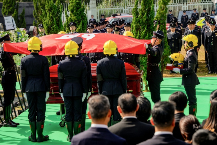 Une foule de Hongkongais s'est rassemblée le 19 décembre 2025 pour un dernier adieu au pompier mort en intervention lors de l'incendie qui a fait au moins 160 morts fin novembre dans des tours, le plus meurtrier dans un immeuble résidentiel dans le monde depuis 1980 ( AFP / Leung Man Hei )