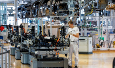 Une ligne d'assemblage, dans une usine Volkswagen de Dresden, en mai 2025 (illustration) ( AFP / JENS SCHLUETER )