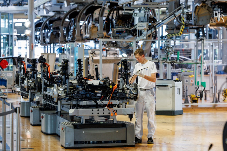 Une ligne d'assemblage, dans une usine Volkswagen de Dresden, en mai 2025 (illustration) ( AFP / JENS SCHLUETER )