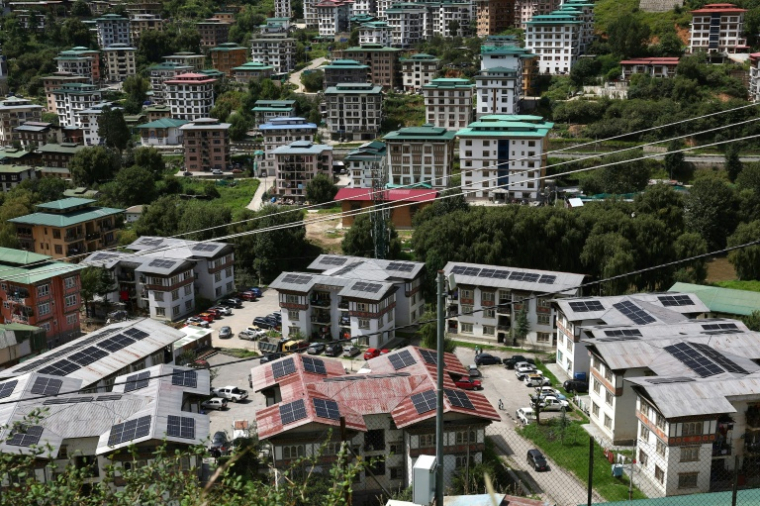 Des panneaux solaires installés sur les toits de bâtiments de la capitale bhoutanaise, Thimphou, le 30 août 2026 ( AFP / Niharika KULKARNI )