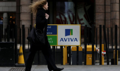 Le logo d'Aviva à l'extérieur du siège social de la société à Londres
