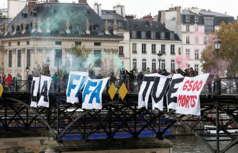 Une action contre la Coupe du Monde de la FIFA au Qatar, à Paris
