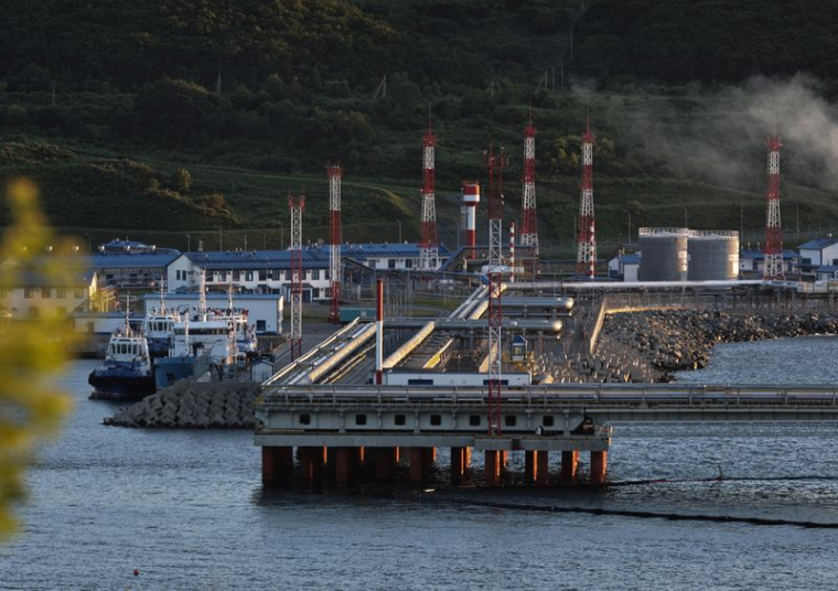 Photo d'archive du terminal de pétrole Kozmino sur la rive de la baie de Nakhodka