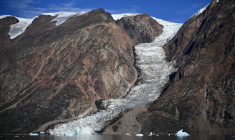 Une photographie prise dans le fjord Scoresby, dans l’est du Groenland, le 15 août 2023, montrant un glacier en train de fondre. ( AFP / OLIVIER MORIN )