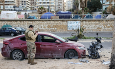 Un soldat inspecte un véhicule endommagé sur le site d'une frappe aérienne israélienne dans la zone côtière de Ramlet al-Bayda à Beyrouth, le 12 mars 2026 au Liban ( AFP / Anwar AMRO )