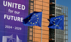Des drapeaux de l'Union Européenne flottent devant le siège de la Commission européenne à Bruxelles