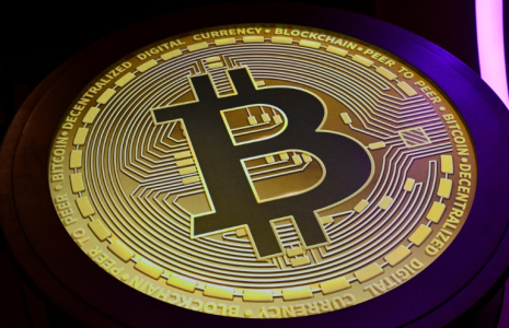 Trois hommes ont été condamnés à Vesoul à des peines de 25 et 30 ans de réclusion pour avoir assassiné un étudiant de 19 ans pour s'approprier ses bitcoins ( AFP / Giuseppe CACACE )