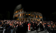 Cette photo, prise et diffusée le 3 avril 2026 par Vatican Media, montre le pape Léon XIV participant au Chemin de Croix au Colisée dans le cadre des célébrations de la Semaine sainte à Rome. ( VATICAN MEDIA / Handout )