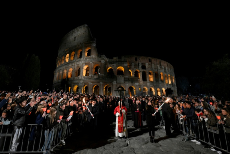 Cette photo, prise et diffusée le 3 avril 2026 par Vatican Media, montre le pape Léon XIV participant au Chemin de Croix au Colisée dans le cadre des célébrations de la Semaine sainte à Rome. ( VATICAN MEDIA / Handout )