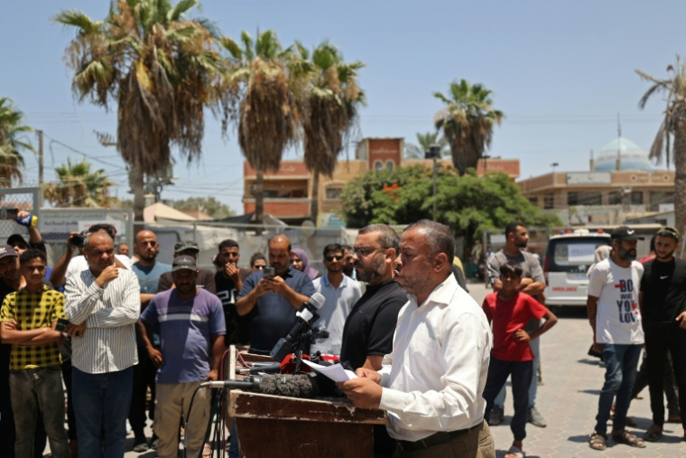 Ismaïl al-Thawabta, directeur du bureau des médias au sein du Hamas, lors d'une conférence de presse à l'hôpital Al-Aqsa de Deir el-Balah, dans le centre de la bande de Gaza, le 6 juillet 2026 ( AFP / Eyad Baba )