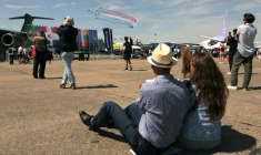 Des visiteurs regardent des avions de la patrouille de France pendant la 55e édition  du Salon international de l'aéronautique et de l'espace à l'aéroport du Bourget, au nord de Paris, le 20 juin 2025 ( AFP / Thomas SAMSON )