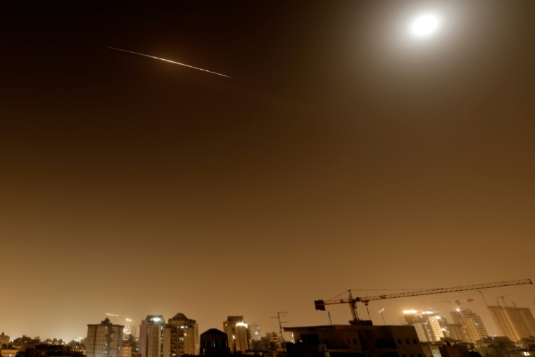Rockets dans le ciel au-dessus de Netanya, Israël, le 4 avril 2026 ( AFP / JACK GUEZ )