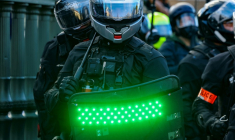 Un policier de la Brav-M muni d'un bouclier stroboscopique lors d'une manifesfation lycéenne place de la Bastille à Paris, le 8 octobre 2026 ( AFP / Kenzo TRIBOUILLARD )