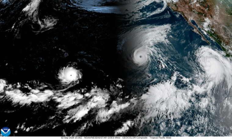 Vue satellite des trois ouragans Lowell, Karina et Marie au-dessus de l'océan Pacifique le 2 septembre 2026 (images de la NOAA, l'Agence américaine d'observation océanique et atmosphérique ( NOAA / Handout )