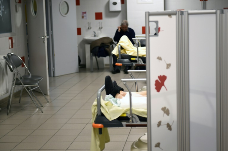 Des patients dans une salle des urgences en janvier 2017 ( AFP / GUILLAUME SOUVANT )