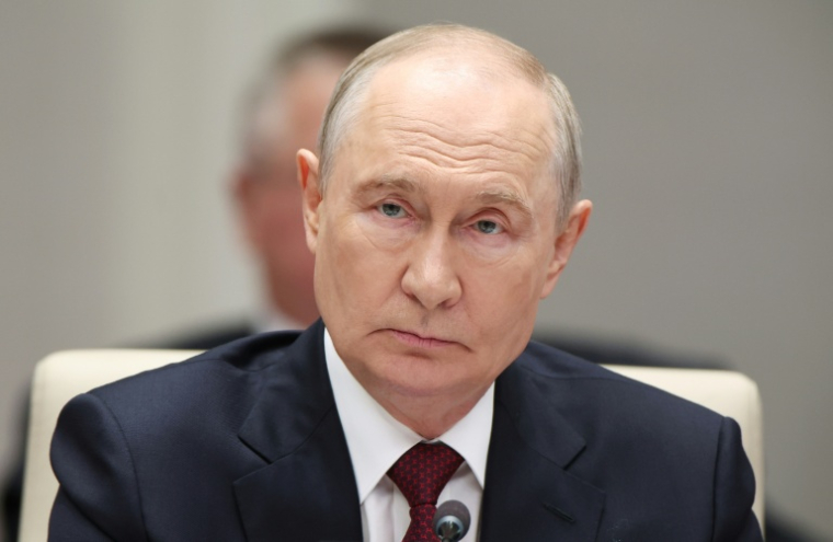 Cette photo de groupe, diffusée par l'agence d'Etat russe Sputnik, montre le président russe Vladimir Poutine  lors du sommet de l'Organisation de coopération de Shanghai (OCS), à Bichkek, le 1er septembre 2026 ( POOL / Peter KOVALEV )