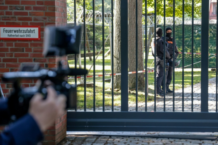 Les médias devant la grille gardée par la police protégeant l'accès au tribunal de Verden, en Allemagne, le 27 mai 2026 ( AFP / FOCKE STRANGMANN )