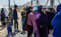 Des femmes, épouses de combattants présumés du groupe État islamique (EI), au camp Al-Roj, où sont détenus des proches de membres présumés de l'EI, le 28 mars 2021 dans la province de Hassakah, au nord-est de la Syrie ( AFP / DELIL SOULEIMAN )