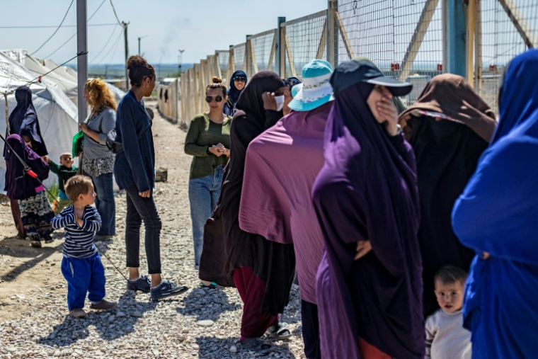 Des femmes, épouses de combattants présumés du groupe État islamique (EI), au camp Al-Roj, où sont détenus des proches de membres présumés de l'EI, le 28 mars 2021 dans la province de Hassakah, au nord-est de la Syrie ( AFP / DELIL SOULEIMAN )