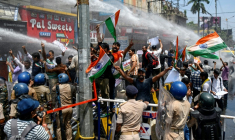 La police utilise des canons à eau pour disperser des manifestants prenant part à des protestations contre les fraudes lors de concours et contre le chômage, à Patna le 25 août 2026. ( AFP / Sachin KUMAR )