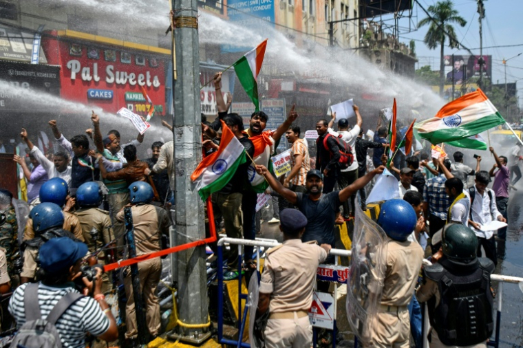 La police utilise des canons à eau pour disperser des manifestants prenant part à des protestations contre les fraudes lors de concours et contre le chômage, à Patna le 25 août 2026. ( AFP / Sachin KUMAR )