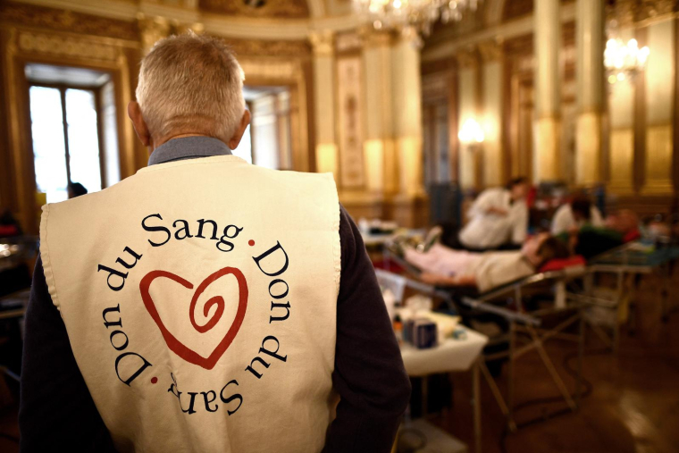 Un bénévole assiste à une opération de don du sang organisée par l'Etablissement Français du Sang (EFS), à l'Opéra National de Bordeaux, le 7 décembre 2023. ( AFP / CHRISTOPHE ARCHAMBAULT )