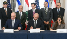 Le secrétaire d'Etat américain Marco Rubio (au centre à l'arrière) regarde (de gauche à droite au premier rang) l'ambassadeur israélien aux Etats-Unis Yechiel Leiter, le chef du cabinet du département d'Etat américain Daniel Holler, et l'ambassadrice libanaise aux Etats-Unis Nada Hamadeh signer un accord-cadre sur le conflit au Liban à Washington le 26 juin 2026 ( AFP / SAUL LOEB )