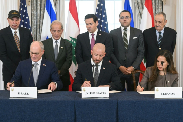 Le secrétaire d'Etat américain Marco Rubio (au centre à l'arrière) regarde (de gauche à droite au premier rang) l'ambassadeur israélien aux Etats-Unis Yechiel Leiter, le chef du cabinet du département d'Etat américain Daniel Holler, et l'ambassadrice libanaise aux Etats-Unis Nada Hamadeh signer un accord-cadre sur le conflit au Liban à Washington le 26 juin 2026 ( AFP / SAUL LOEB )