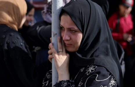 Une Palestinienne pleure la mort de ses proches tués dans des frappes israéliennes sur Jabalia, à l'hôpital indonésien de Beit Lahia, dans le nord de la bande de Gaza, le 14 mai 2025 ( AFP / BASHAR TALEB )