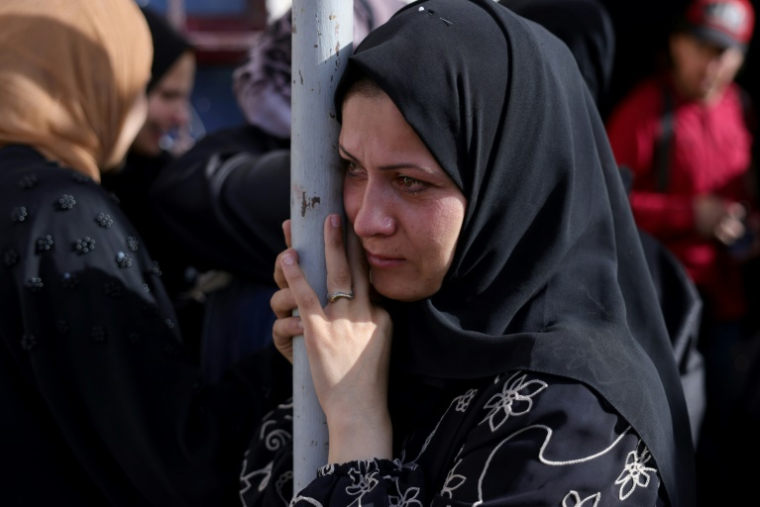 Une Palestinienne pleure la mort de proches tués par des raids israéliens à Jabalia, dans le nord de la bande de Gaza, à l'hôpital indonésien où les victimes ont été amenées, le 14 mai 2025 ( AFP / BASHAR TALEB )
