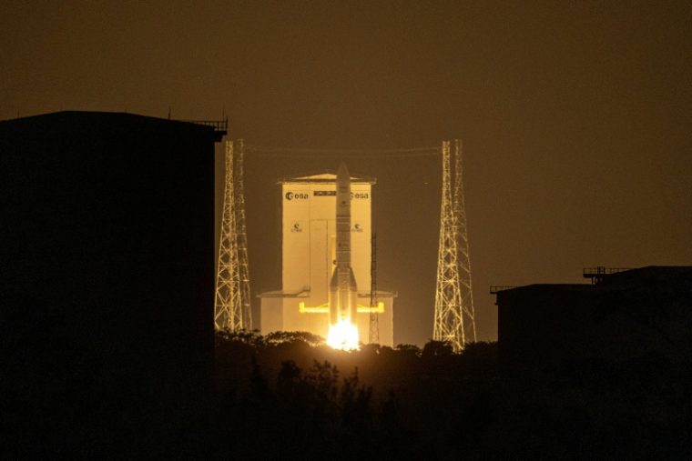 La fusée européenne Ariane 6, emportant un deuxième lot de 32 satellites Amazon Leo, décolle du Centre spatial guyanais de Kourou, en Guyane, le 30 avril 2026 ( AFP / RONAN LIETAR )