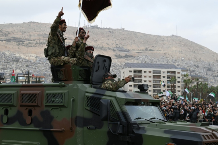 Défilé militaire à l'occasion de premier anniversaire de la destitution de Bachar al-Assad, le 8 décembre 2025 à Damas, en Syrie ( AFP / LOUAI BESHARA )