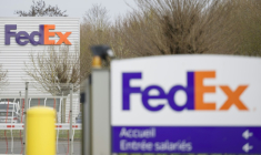 Logo FedEx, Ennery, le 24 mars 2026 ( AFP / Jean-Christophe Verhaegen )